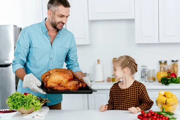 Happy Father Adorable Little Daughter Baking Turkey Thanksgiving Dinner — Stock Photo, Image