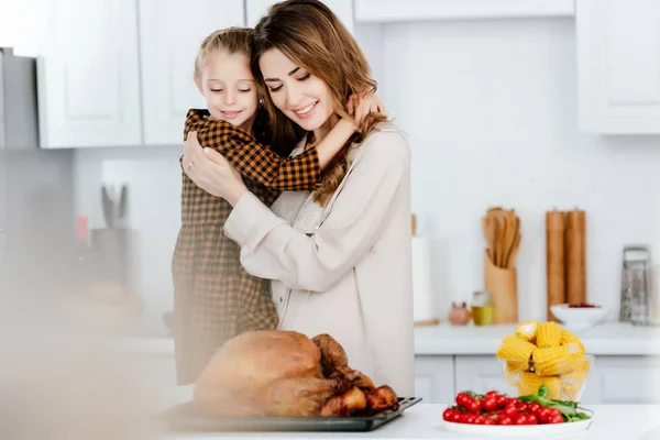 Vacker Ung Mor Och Dotter Embracing Medan Matlagning Thanksgiving Middag — Stockfoto