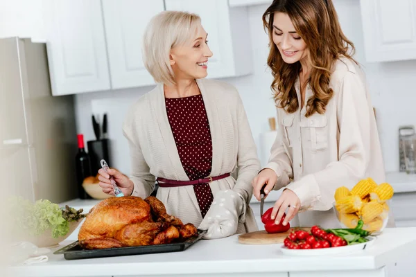 Glada Vuxna Dotter Och Senior Mor Matlagning Thanksgiving Middag Tillsammans — Stockfoto