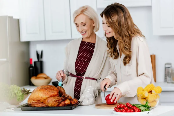 Bela Filha Adulta Mãe Sênior Cozinhar Jantar Ação Graças Juntos — Fotografia de Stock