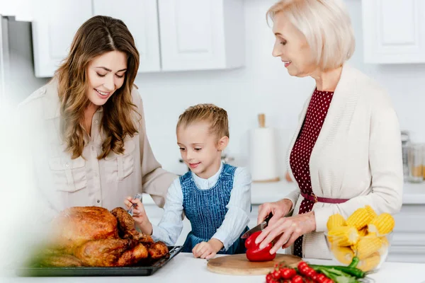 Glückliche Mutter Und Großmutter Bereiten Erntedank Truthahn Mit Enkelin Vor — Stockfoto