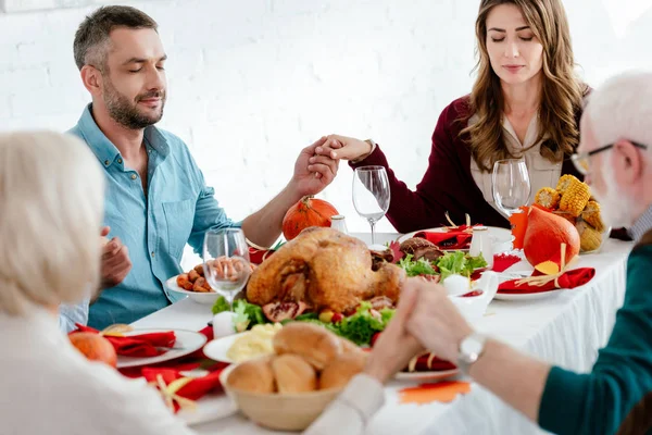 Family Praying Served Table Turkey Thanksgiving Celebration — Stock Photo, Image