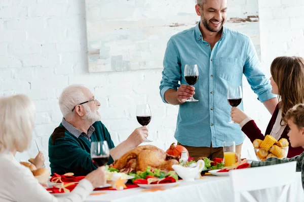 Feliz Hombre Adulto Con Copa Vino Haciendo Tostadas Mientras Familia —  Fotos de Stock