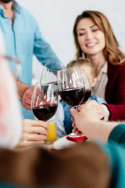 大家庭的部分看法与酒杯子和庆祝感恩节在服务的桌 — 图库照片