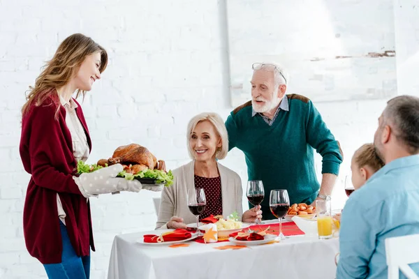 Lycklig Kvinna Bär Bakade Turkiet För Thanksgiving Middag Med Familj — Stockfoto
