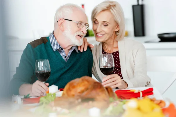 Feliz Pareja Ancianos Con Copas Vino Hablando Mesa Servida Para —  Fotos de Stock