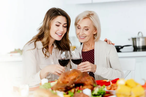 Mulher Adulta Atraente Clinking Por Copos Vinho Com Mãe Sênior — Fotografia de Stock