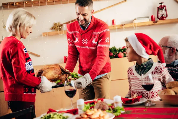 남자와 테이블에서 할아버지 무릎에 크리스마스 모자에 터키를 — 무료 스톡 포토