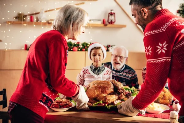 Teilansicht Eines Erwachsenen Mannes Mit Seniorin Die Truthahn Zum Urlaubsessen — Stockfoto