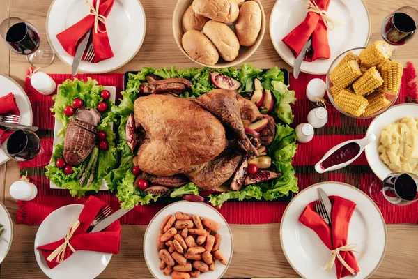 Elevated View Served Table Delicious Dishes Wine Holiday Dinner Thanksgiving — Stock Photo, Image