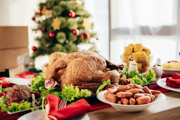 Selectieve Aandacht Van Gebakken Kalkoen Tafel Geserveerd Met Heerlijke Gerechten — Stockfoto