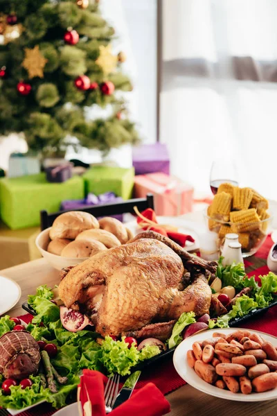 トルコ料理と感謝祭のディナーのテーブルを提供しています — ストック写真