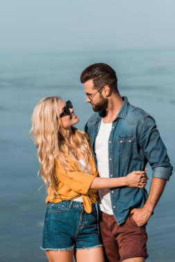 kaç sarılma ve denize yakın birbirine bakarak güneş gözlüğü