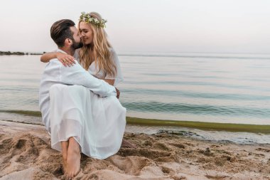 sevgi gelin ve damat kumsalda öpecek