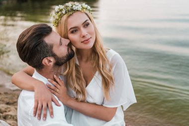 çelenk sarılma damat sahilde içinde çekici gelin