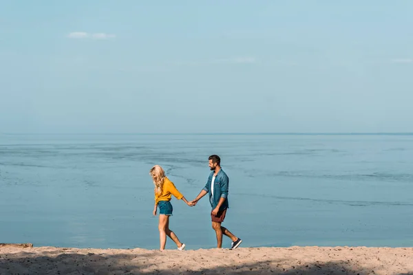 Girlfriend Boyfriend Holding Hands Walking Sandy Beach — Free Stock Photo