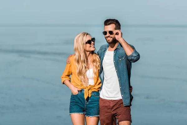 Couple Souriant Dans Des Lunettes Soleil Debout Près Océan — Photo