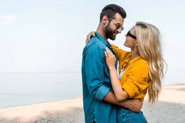 Side View Couple Sunglasses Hugging Looking Each Other Ocean — Stock Photo, Image
