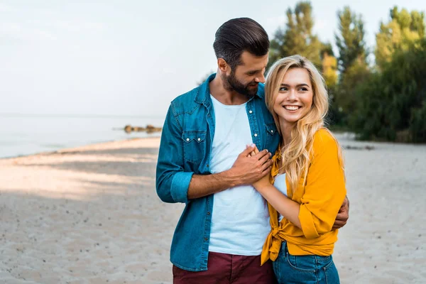 Feliz Jovem Casal Abraçando Andando Praia Areia — Fotografia de Stock