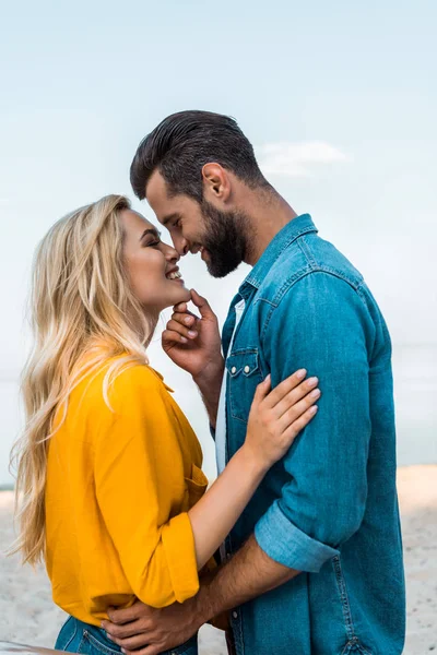 Side View Smiling Couple Touching Noses Beach — Stock Photo, Image