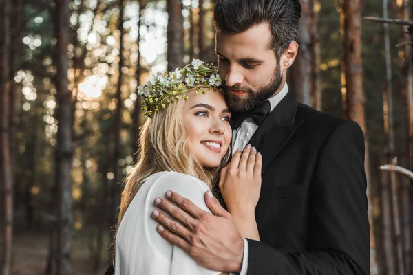 Hermosa Boda Pareja Abrazo Bosque — Foto de Stock