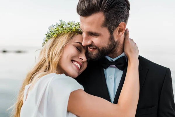 Affectionate Wedding Couple Suit White Dress Hugging Beach — Stock Photo, Image