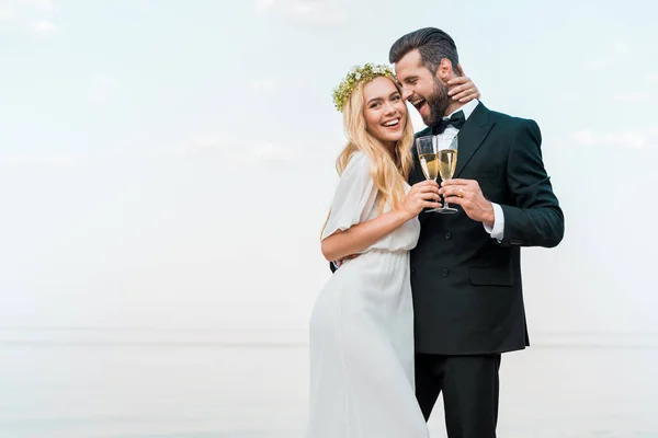 Happy Groom Bride Hugging Clinking Glasses Champagne Beach — Stock Photo, Image