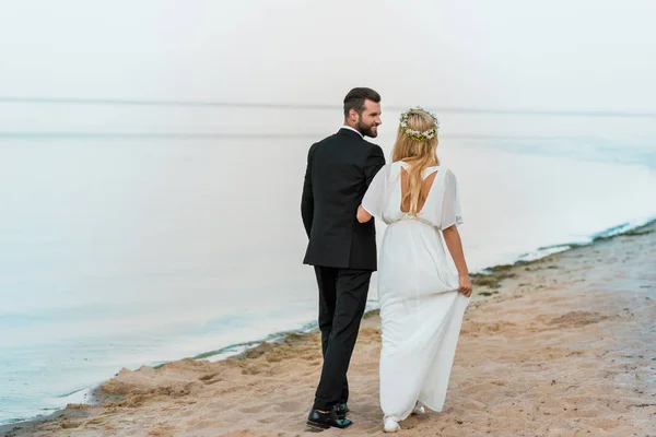 Achteraanzicht Van Bruidspaar Hand Hand Lopen Strand — Stockfoto