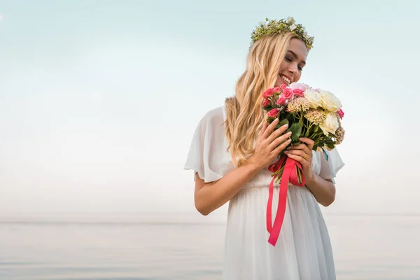 Novia Atractiva Sonriente Vestido Blanco Corona Mirando Ramo Boda Playa — Foto de Stock