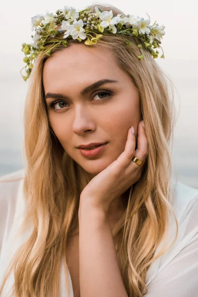 Portret Atrakcyjna Panna Młoda Białej Sukni Wieniec Kwiatów Patrząc Kamery — Zdjęcie stockowe