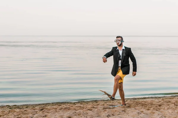 Uomo Giacca Nera Pantaloncini Passeggio Con Maschera Bagno Pinne Sulla — Foto Stock