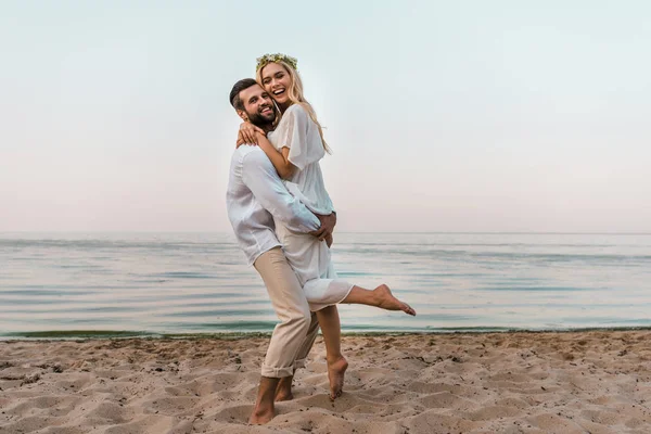 Bräutigam Umarmt Lachende Schöne Braut Strand — Stockfoto