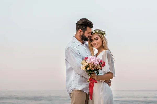 Brud Med Brudbukett Och Brudgummen Kramas Stranden — Stockfoto