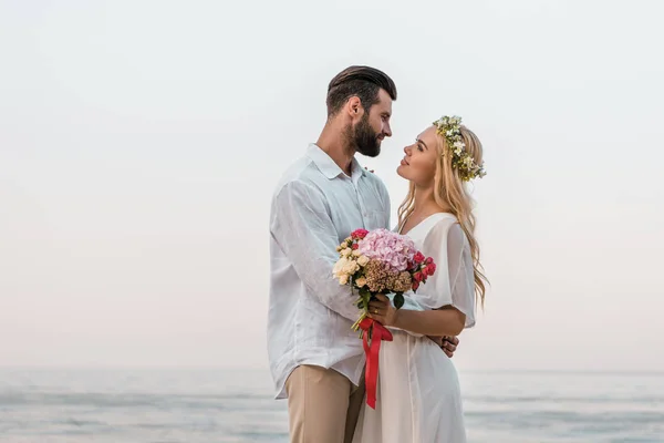 Vista Laterale Affettuosi Sposi Che Abbracciano Guardano Sulla Spiaggia — Foto Stock