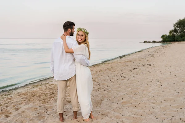 Vista Posteriore Sposa Sposo Abbracciare Camminare Sulla Spiaggia Sposa Guardando — Foto Stock
