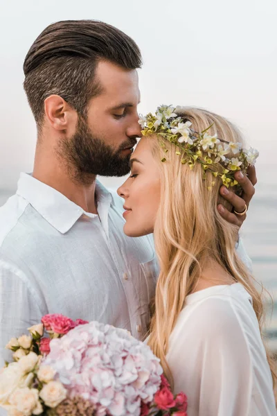 Portrait Handsome Groom Kissing Beautiful Bride Forehead Beach — Stock Photo, Image