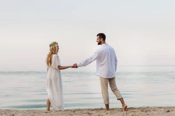 Vue Arrière Mariée Marié Tenant Main Regardant Autre Près Océan — Photo