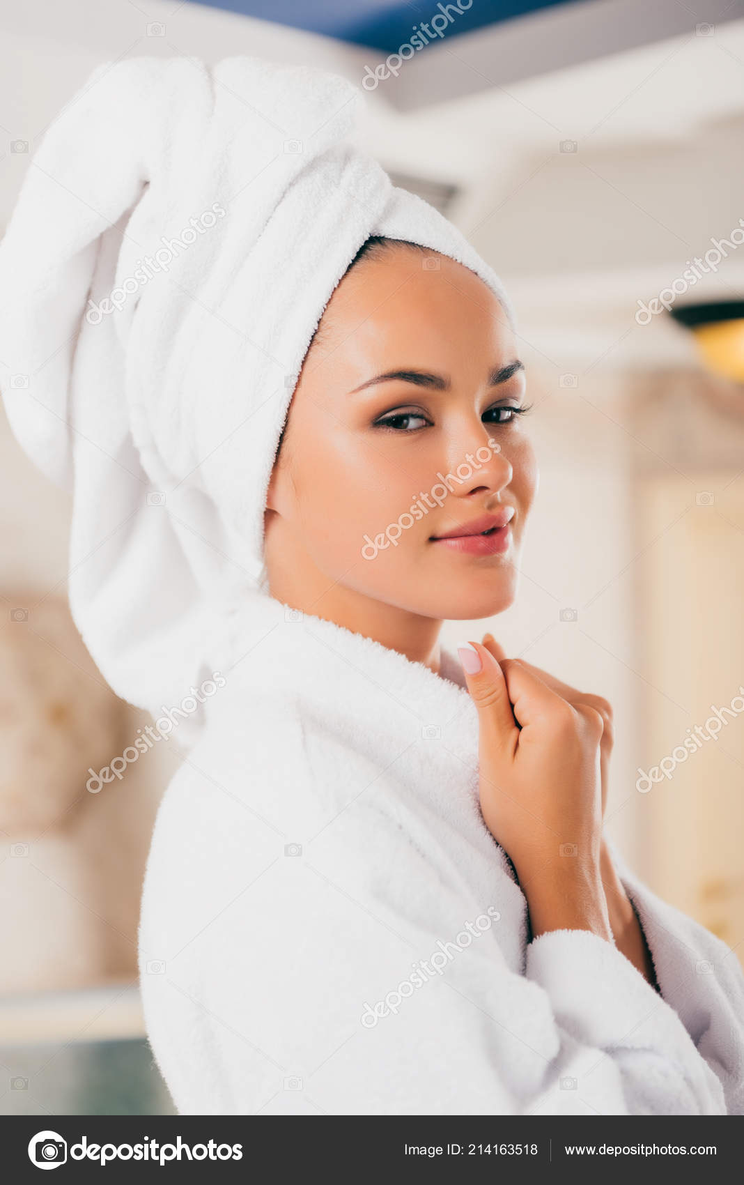Mulher Sorridente Roupão Banho Com Toalha Cabeça Salão Spa fotos, imagens  de © AllaSerebrina #214163518