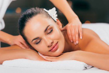 Yaptığı masajdan sonra ve rahatlatıcı masaj salonunda çekici genç kadın 
