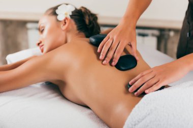 Güzel kadın taş tedavi spa salonu sahip 
