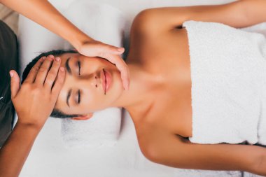 muhteşem bir kadın olması ve rahatlatıcı yüz masaj spa salonda 