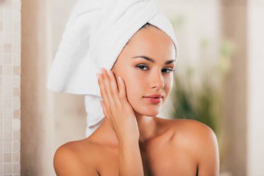 Banyo bornoz spa merkezi temiz yüzü ile mutlu kadın