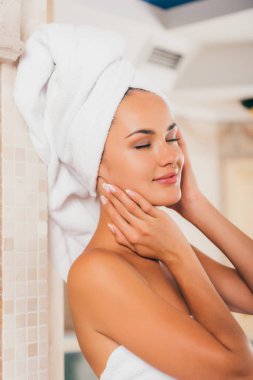 Beyaz banyo bornoz mükemmel temiz yüzü ile güzel kadın 
