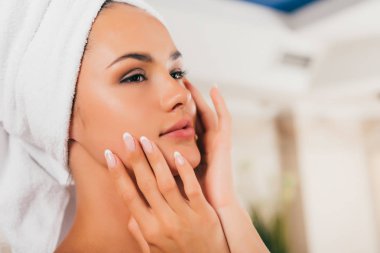 Havlu spa merkezinde mükemmel temiz yüzü ile mutlu kadın