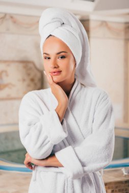 beyaz terry bornoz havlu kafasına Yüzme Havuzu ile spa Center'da ile gülümseyen kadın