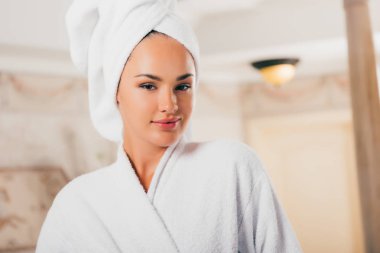terry bornoz havlu kafasına spa merkezi ile gülümseyen kadın