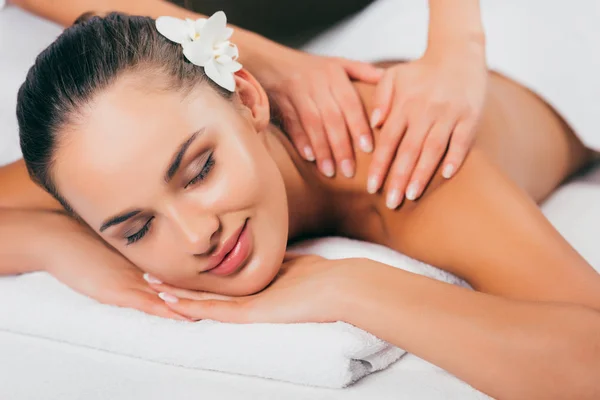 Entspannte Frau Bei Massagetherapie Wellness Salon — Stockfoto