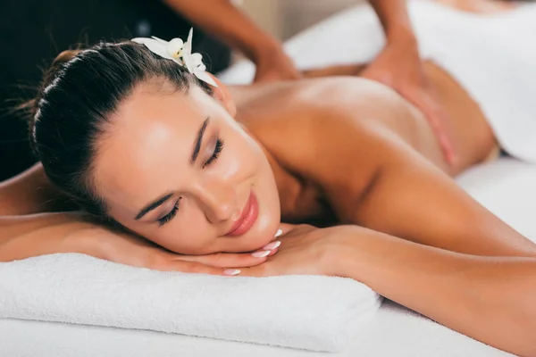 Mulher Relaxante Tendo Massagem Salão Spa — Fotografia de Stock