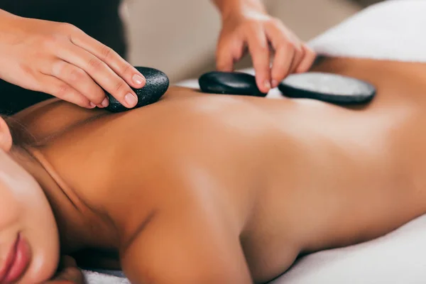 Bijgesneden Beeld Van Jonge Vrouw Stenen Therapie Gelet Massagesalon — Stockfoto