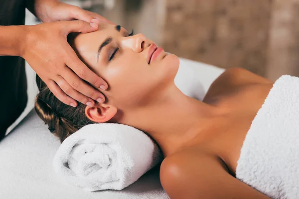 Young Woman Relaxing Having Face Massage — Stock Photo, Image